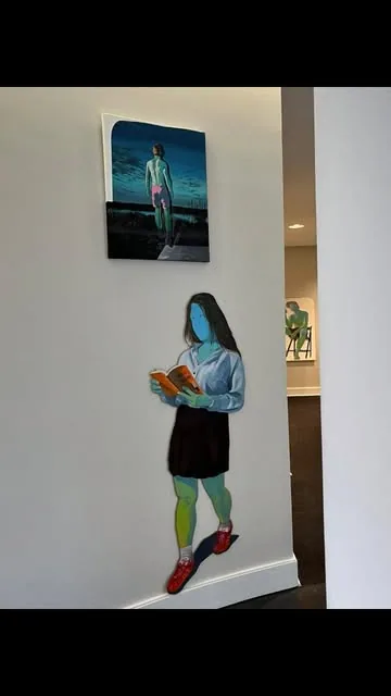 Collage en intérieur, jeune fille debout en train de lire un livre.