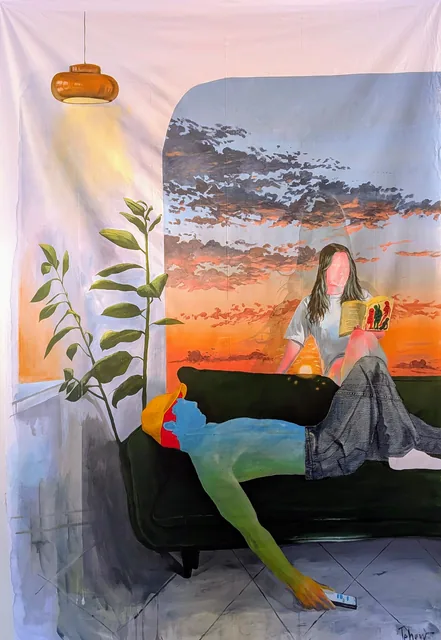 Peinture sur tissu, personnage allongé sur un canapé vert en train de lire, ciel rose et orangé derrière lui.
