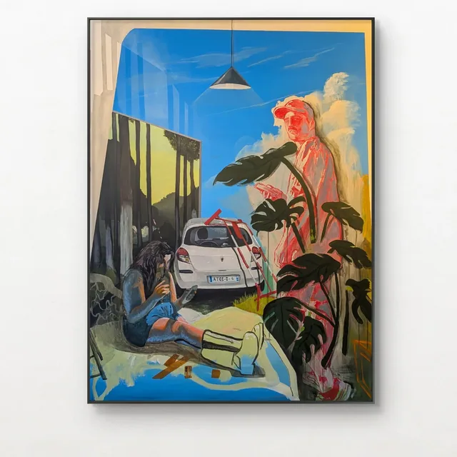 Scène encadrée, une voiture blanche, un personnage allongé et de grandes plantes tropicales.