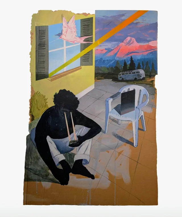 Personnage noir assis au sol devant une fenêtre ouverte sur une montagne rose, chaise en plastique blanche à côté.
