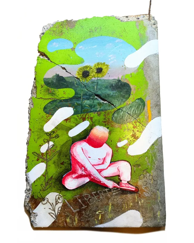 Plaque de béton peinte, personnage rose assis dans un paysage vert et blanc.