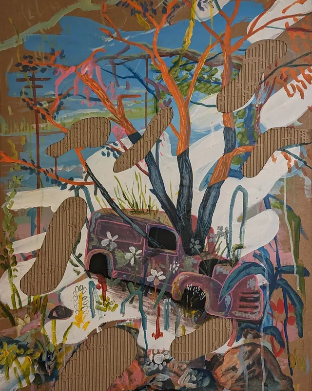 Sur carton, épave de voiture envahie par des branches et des fleurs.