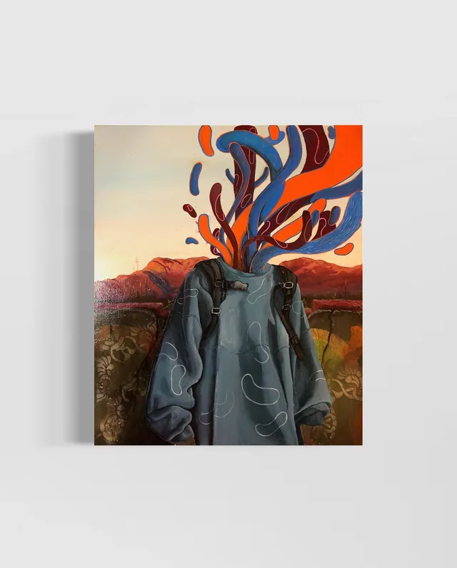 Buste en sweat gris sans tête, gerbe de formes orange et bleues, paysage au crépuscule.