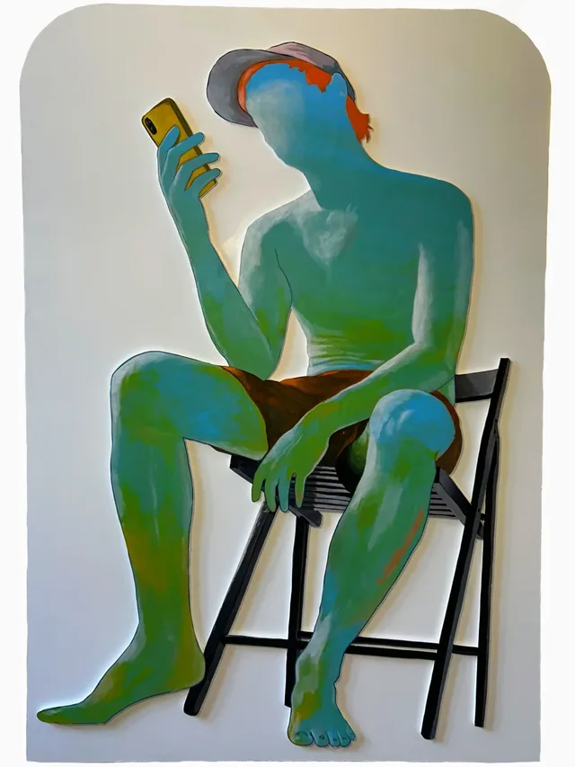 Découpe de papier kraft, personnage vert assis sur une chaise pliante, un téléphone à la main.