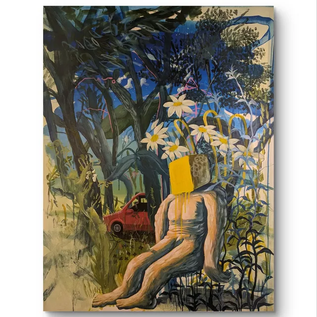 Personnage à la tête jaune assis dans une végétation dense, voiture rouge au fond.