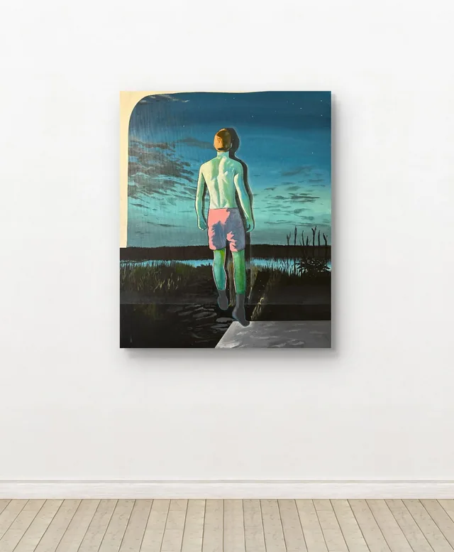 Toile accrochée à un mur blanc, personnage de dos marchant sur un ponton vers un plan d'eau sous un ciel sombre.